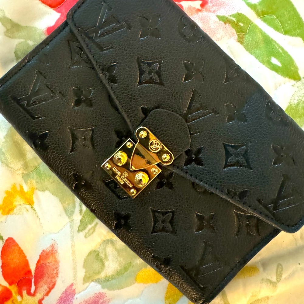 Black dupe crossbody with chain